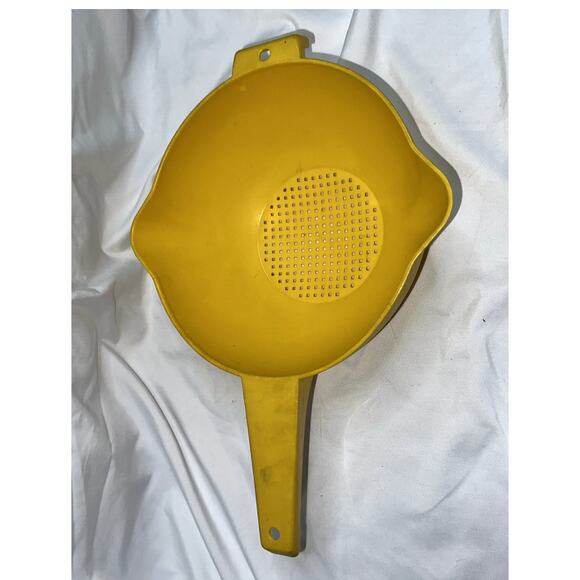 Vintage Yellow Tupperware Handled Colander Strainer 2 qt Double Spout - Picture 1 of 6